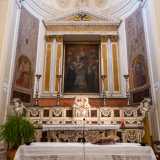 L�altare � sovrastato da una grande tela secentesca del pittore Carlo Rosa...